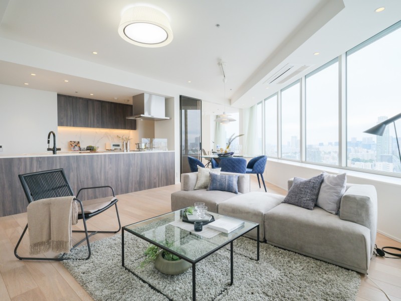 約24.1帖のゆとりのあるLDKは、大きな窓からたっぷりと光が差し込む、明るく開放的な空間です。フロアー材は切り取って飾っておきたくなるほどに美しく、豊かな木目調を視覚からお楽しみいただけます。