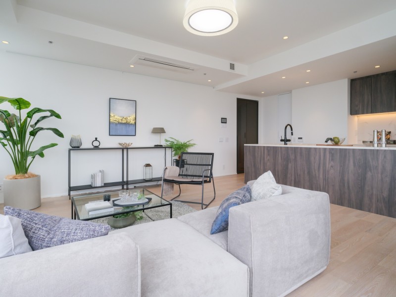 LDにピクチャーレールを設置いたしました。ご家族やお友達とのお写真、お気に入りの絵画、グリーンなど飾ることができます。キッチンをLDから眺めることができ、お料理中もご家族やお友達と会話が可能です。