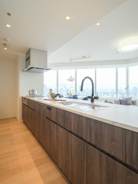 田中工藝製のオリジナルキッチンです。広々としたキッチンはご家族やお友達と並んでお料理をしても余裕があります。大容量のミーレ製食器洗い機を搭載していますので、家事の負担を軽減できます。