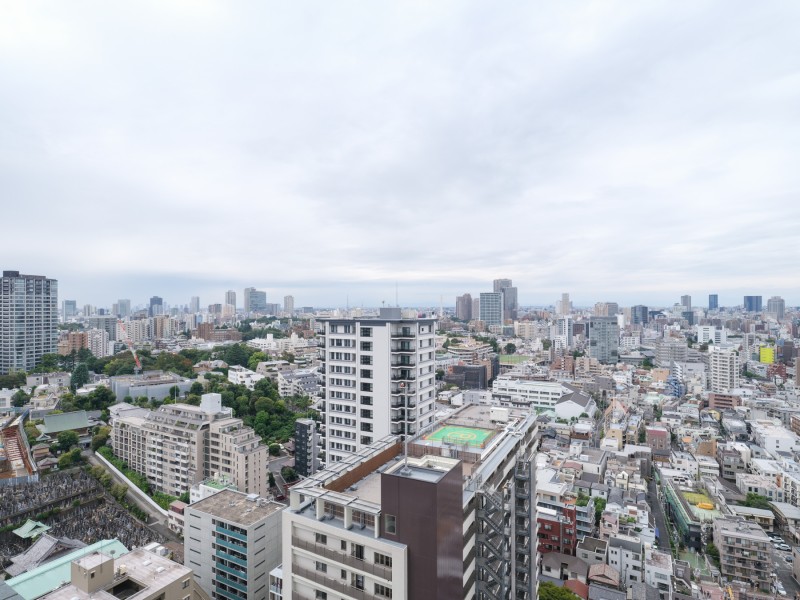 季節の移り変わりを感じることができる空と、都会ならではのビル群を楽しめる眺望です。