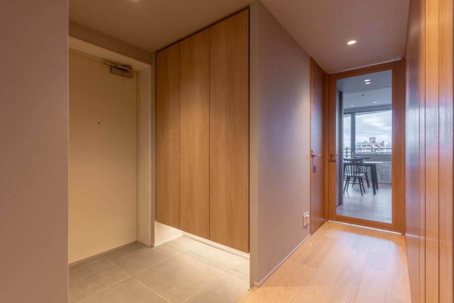 LDKに続く扉はガラス扉を採用したので、採光と開放感をよりいっそう感じることができます。上質で美しい木目調の魅力が溢れる玄関スペースです。