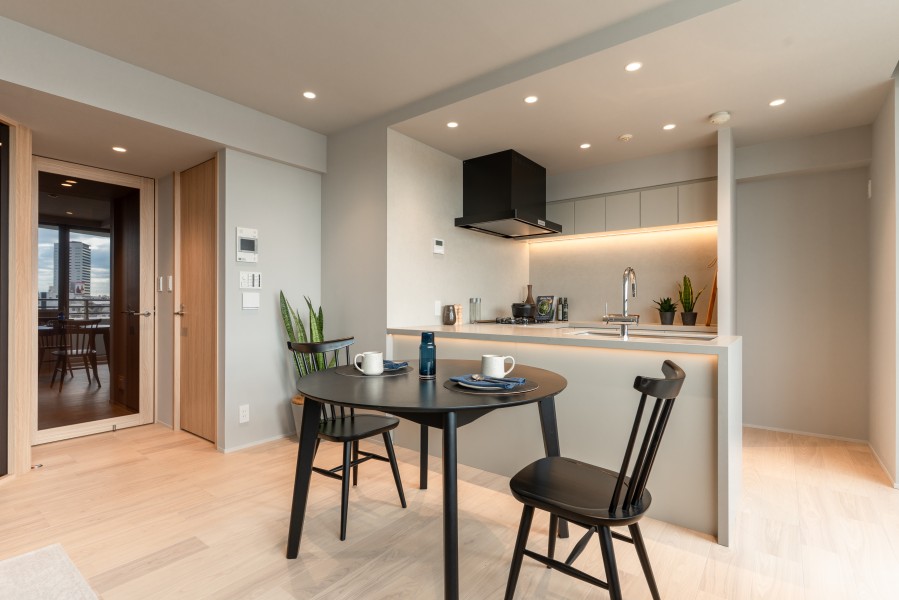 クロスはスモーキーグレーカラーで、柔らかいカラーのフロア材とのコントラストを楽しむことができます。防カビ・消臭・抗菌・撥水などといった複数の嬉しい機能付きです。