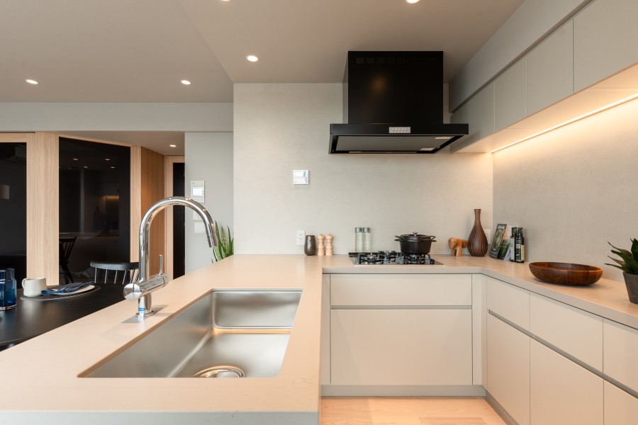 キッチンは作業動線に優れたU字型のオリジナルシステムキッチンを採用しました。間接照明を設置し、解き放たれる柔らかな光が洗練された雰囲気を醸し出します。