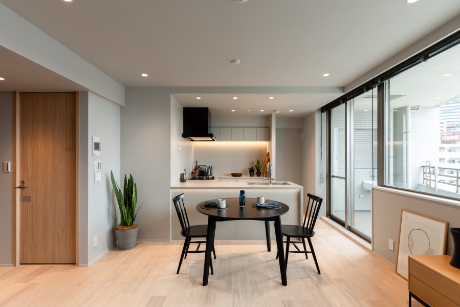 ユナイテッドアローズ社監修のリノベーションを施したお部屋です。約15.7帖の広さがあるリビングダイニングキッチンには、大きな窓から優しい光が差し込み、お部屋を包み込みます。