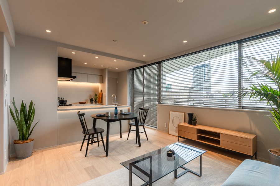 フロア材は木目の凹凸感と素材感を感じられ、足触りの良い仕上がされているため素足で触れたくなります。柔らかい色合いがモダンな空間を演出しております。