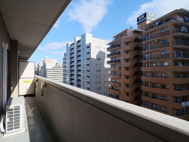 バルコニーは物干し金具付きのため、晴れた日には洗濯物を干すことができます。下部に設置されているため、外から見える心配はありません。