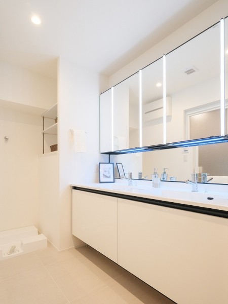 ホテルライクなダブルボウル洗面化粧台を新規設置しています。ご家族が同時に身支度でき、出発前の慌ただしい時間にも快適にお使いいただけます。カウンターやリネン庫があり、お洗濯グッズをまとめて収納できます。