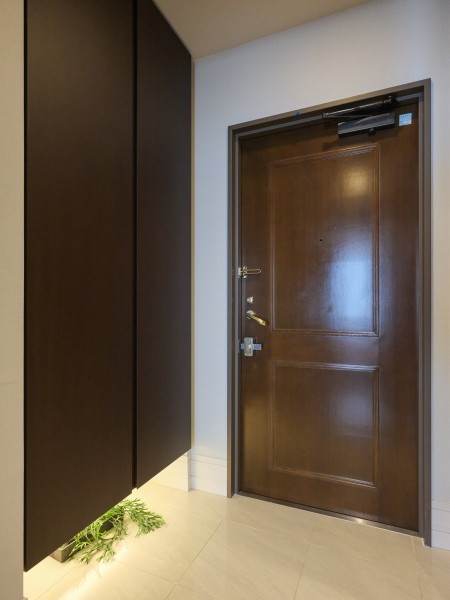 木のぬくもりと清潔感を感じる気品溢れる玄関です。天井までの高さがあるシューズボックスを備え付けたので、玄関をすっきり綺麗に保てます。