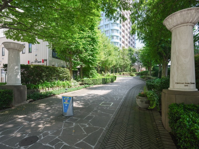 都心にありながら豊かな緑でいっぱいのエントランスアプローチです。堂々たる趣の中に居心地の良さも感じさせ、安らぎの居住空間へ誘います。