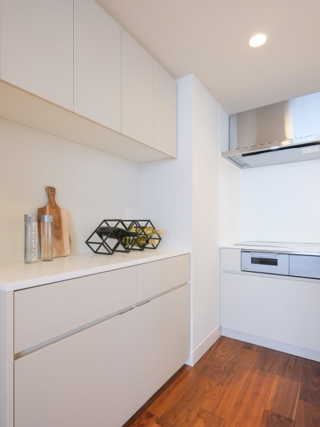 キッチン背面にはカップボードを備え付けており、動線を考えた収納が可能です。カウンター部分にはインテリアを飾ることもでき、より洗練されたキッチン空間を演出します。