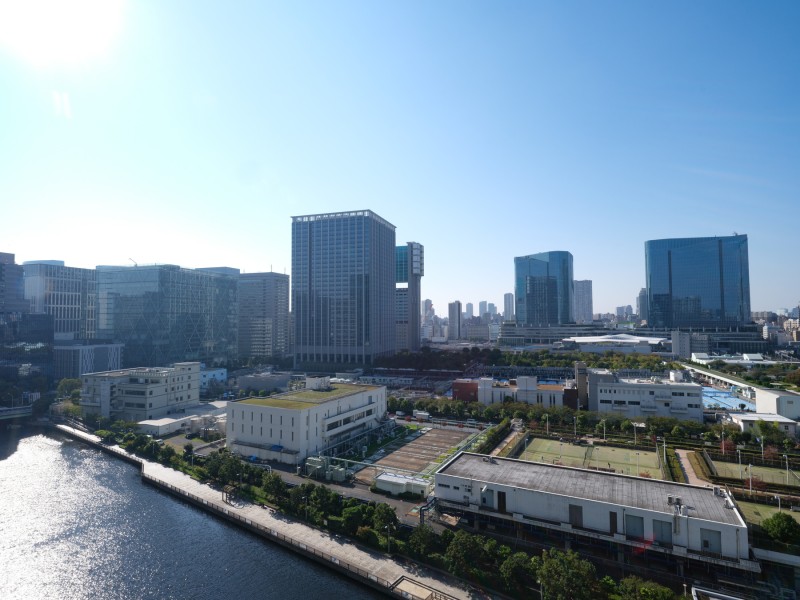 青々とした空と運河、緑のコントラストを楽しむことができる眺望です。都会の風景と自然の風景を両方望め、優雅なひと時を送れます。