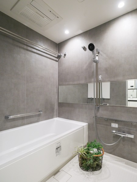 モノトーン調で落ち着いた空間のバスルームとなっております。都会の喧騒を忘れ、日々の疲れを癒すことができます。入浴剤を入れて湯船に浸かったり、半身浴をしてリフレッシュタイムにぴったりです。
