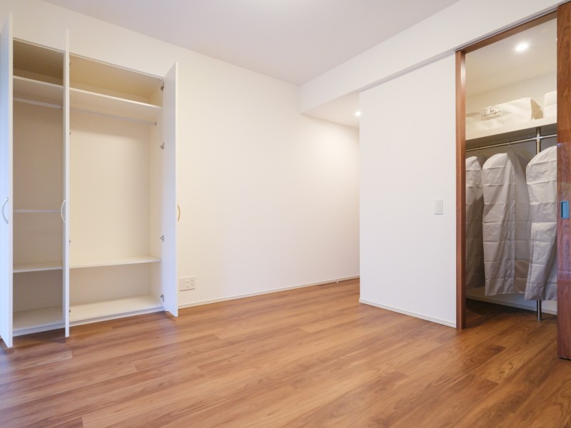 各居室には収納スペースがあります。かさばるアウターや季節物の寝具、家電などを収納することができ、居室を広くお使いいただけます。