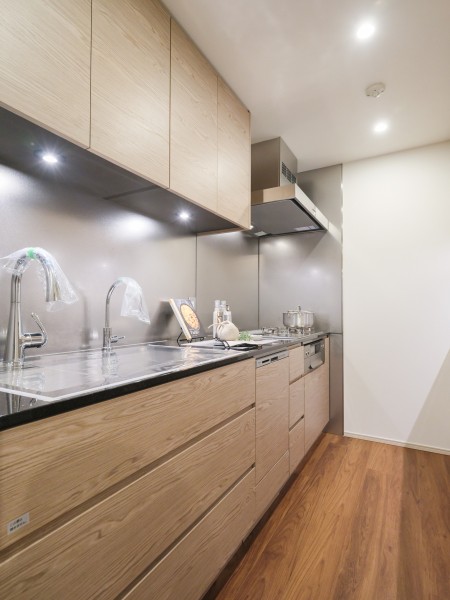 ゆったりとしたキッチンには三口コンロやグリルがあり、様々なお料理を効率的に作ることができます。ご家族やお友達と並んでお料理をして、大切な時間を過ごせる空間となっております。