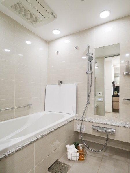 柔らかく優しい色調で整えられたバスルームはやすらぎの空間となっております。日々の疲れを癒し、リラックスモードへと誘ってくれます。一日の最後に利用したくなりますね。