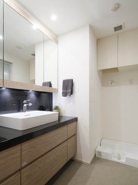 洗面室にはエレガントな印象の洗面化粧台があります。三面鏡裏と足元の収納に日用品や洗濯グッズなどを収納することができます。身支度が捗る空間となっております。