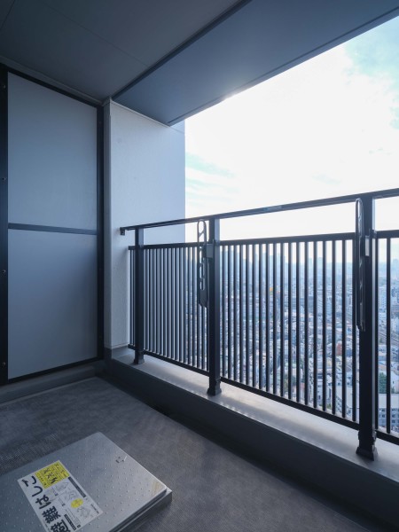 暮らしに大切な光と風を感じることができる南西向きのバルコニーです。
