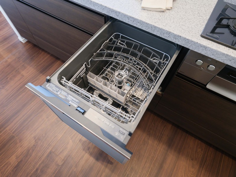 ◆食器洗浄機◆家事の時間を短縮できる優れもの。さらに節水・節約を同時に行うことができるので、人気があり重宝します。