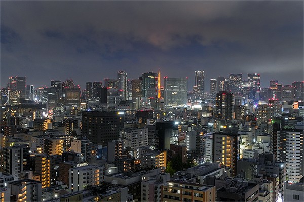 都会ならではのビル群と東京タワーを望めます。一日の終わりにお酒やジュースを飲みながら、景色を眺めて明日への活力を養うことができます。ご家族やお友達との会話も弾みますね。