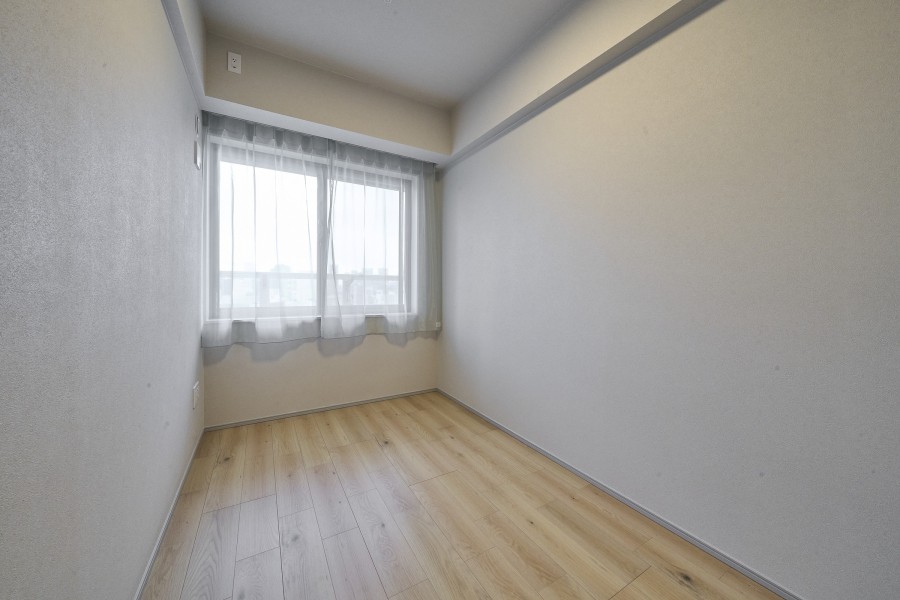 洋室2は約4.2帖の広さがあります。穏やかな自然光が入り、のびのびとお過ごしいただけるお部屋です。色数が少ない内装のため、お好きなインテリアを設置しやすくなっております。