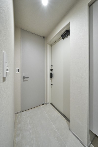 品のある玄関には、光の陰影によって表情が変化する建具を設置いたしました。ナチュラルでグレイッシュなカラーは心地よさを生み出しております。