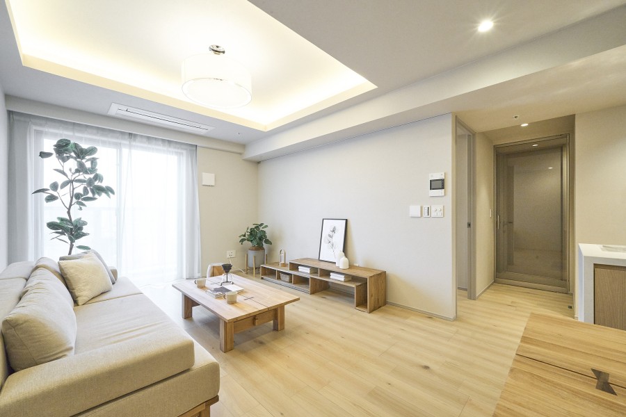 LDKは約18.2帖の広さがあり、大きな窓から優しい光を取り込み、お部屋を柔らかく包み込みます。フロア材は上品で落ち着いた明るい色合いでモダンな空間を演出しております。美しい木目の表情を楽しめます。