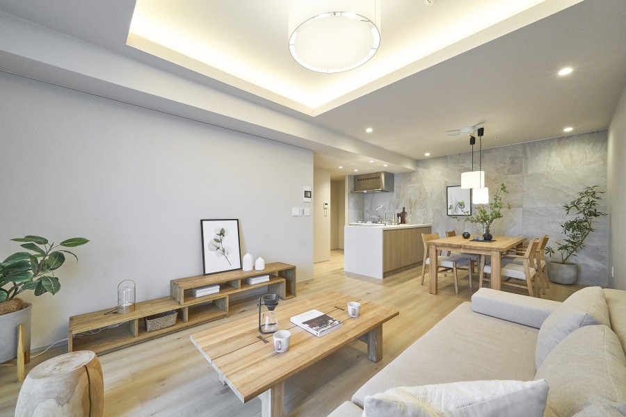 LDの天井は折り上げ天井で、お部屋に開放感と奥行きをもたらします。上質さを感じられる落ち着いた空間です。