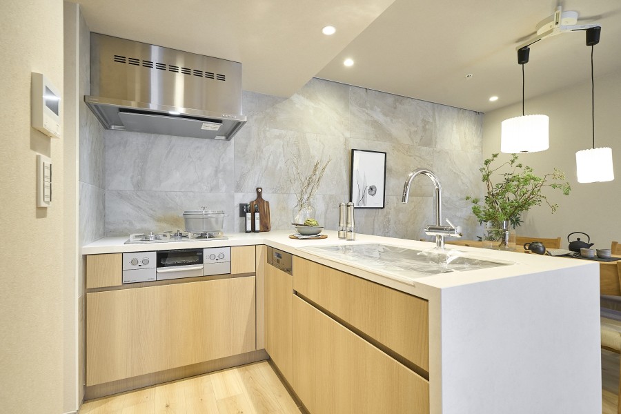 田中工藝製のオリジナルシステムキッチンを採用しました。デザイン性と機能性が両立し、作業動線や収納も充実した、使い勝手の良いキッチンです。