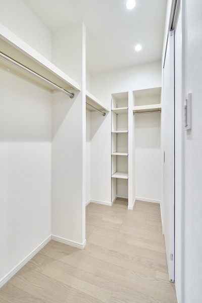 広々としたウォークインクローゼットがあり、かさばるアウターや季節物の寝具、家電などを収納することができます。各洋室に収納スペースがあり、ライフスタイルに合わせてご利用いただけます。