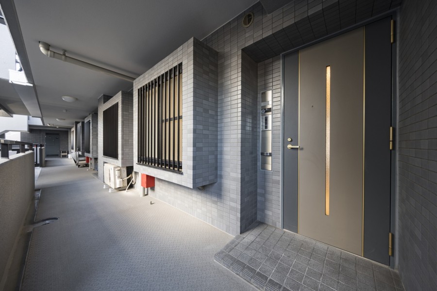 シックな印象の清潔感のある共用部です。管理人さんが週５日勤務・管理体制が良好なことに加え、オートロック・宅配ボックス完備のため快適な生活を送ることができます。