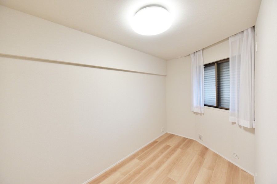 洋室２（約4.9帖）はリビングから離れて静かに自分の時間や課題、趣味などに集中できるプライベートスペースです。全ての居室にクローゼットを設置していますので、居室を有効に活用できます。