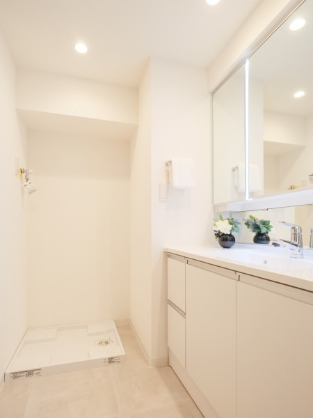 ゆとりのあるPanasonic製洗面化粧台は大きな鏡が印象的なラグジュアリーな空間です。出発前の身支度時間を快適にお過ごしいただけます。