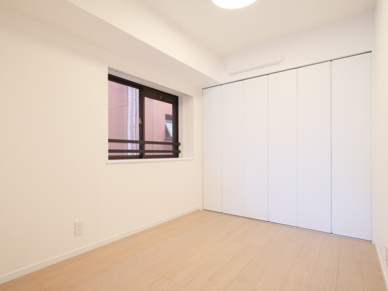 洋室2は約4.1帖の広さがあります。凹凸の少ないシンプルな内装のため、インテリアが配置しやすくなっております。理想のお部屋作りがしやすいお部屋です。