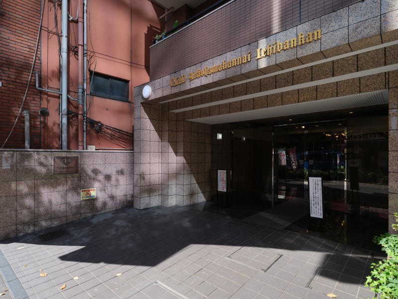 都心における凛とした存在感を主張するエンブレムが出迎えるエントランスとなっております。1階部分にはコンビニエンスストアが併設され、スーパーやドラッグストアも近く、便利な住環境です。