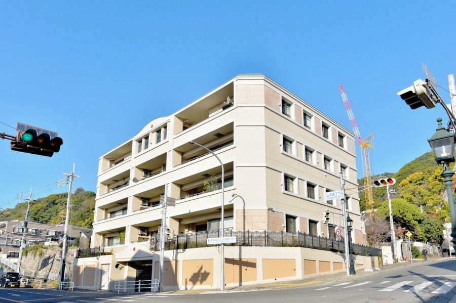 異人館が点在する神戸・北野エリア、異国情緒あふれるノスタルジックな外観が異人館街に馴染みながらも存在感をあらわしています。平成15年建築、総戸数１９戸、４階建ての低層レジデンスです。