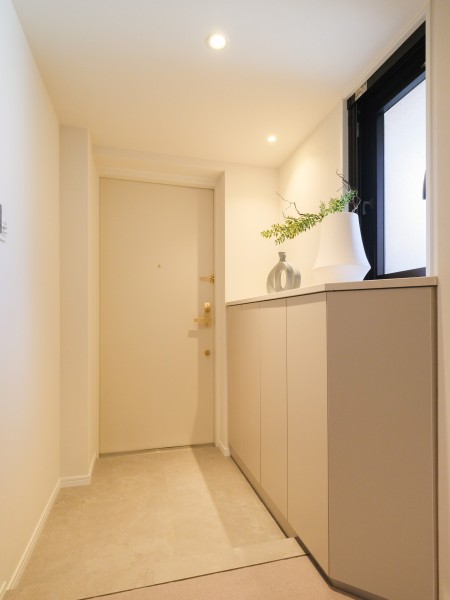 玄関は上品な空間となっております。シューズボックスのカウンター部分は季節のインテリアを飾って、四季の移ろいを感じるのも良いですね。