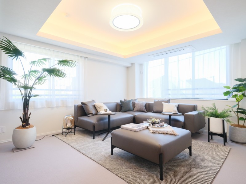 LDを折り上げ天井にし、間接照明を設置することで解放感があり気品のある雰囲気を演出しております。オレンジ色の間接照明が室内を明るく柔らかい印象にしてくれます。