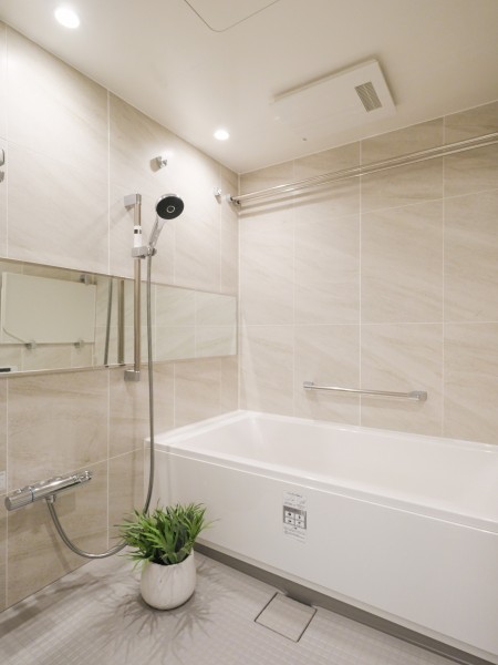 横長ミラーの効果で実際のサイズよりも広がりを感じるバスルームです。柔らかい色調の内装がやすらぎの時間へと誘ってくれます。