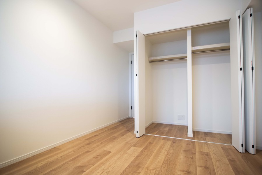 洋室1のクローゼットです。間口が広くたっぷり収納できます。また、ハンガーパイプや枕棚を活用して効率良く収納できそうです。