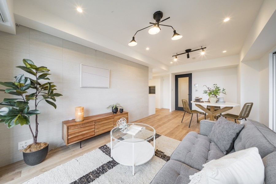 やさしい光と爽やかな風が通り抜ける心地よいリビングです。住まう方の趣味や感性で飾っていただけるように、シンプルな内装で仕上げました。