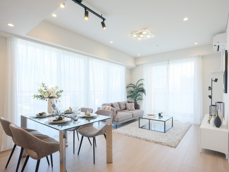 約17.7帖の広さのLDKは2面採光で、大きな窓から柔らかい陽光がたっぷりと降り注ぎます。大きな家具を設置してもゆったりとお過ごしいただけるので、お部屋を自分好みにコーディネートすることができます。