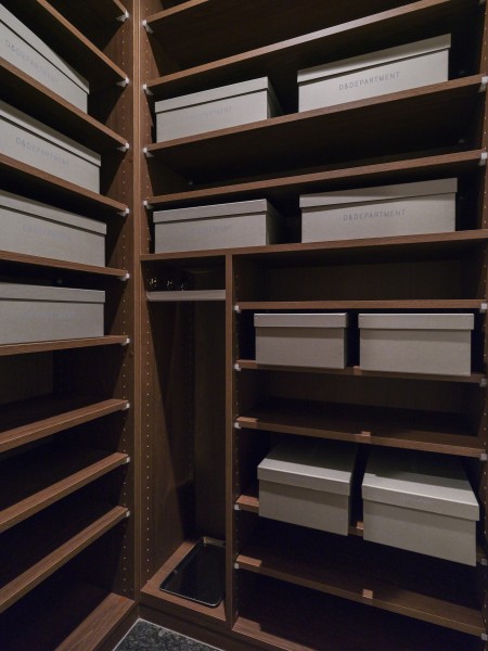 シューズインクローゼットは可動式になっており、シューズの高さに合わせて調整ができます。ブーツなどの形を崩さずに収納が可能となっております。