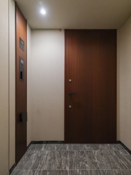 重厚感があるブラウンカラーの建具は、格式高い空間を演出しております。コンシェルジュサービスがあり、暮らしを快適に彩ってくれます。