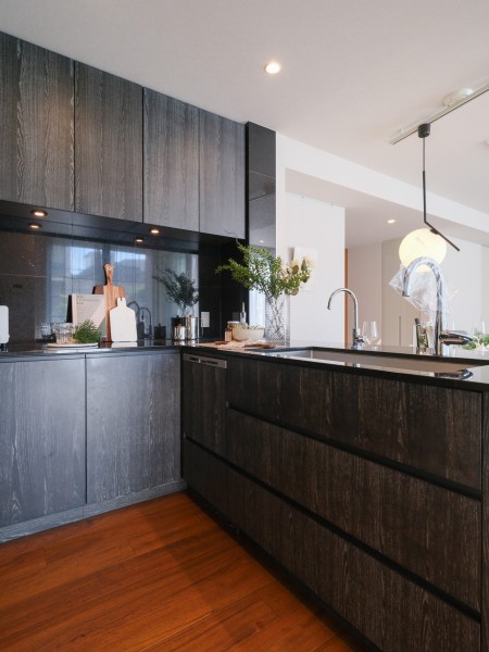 リビングにいるご家族とコミュニケーションを取りながらお料理ができる、人気のオープンキッチンです。ヴィンテージ感のある質感も魅力のデザインです。