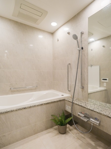 バスルームはゆったりとおくつろぎいただける癒しの空間です。半身浴をしたり入浴剤を入れてリフレッシュタイムを楽しむことができます。