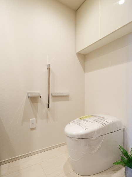 タンクレストイレやスティックリモコンでスタイリッシュな雰囲気を演出したレストルームです。タンクのお掃除が不要で家事が楽になります。また、収納棚や手洗い水栓があり便利で機能性も高い空間です。