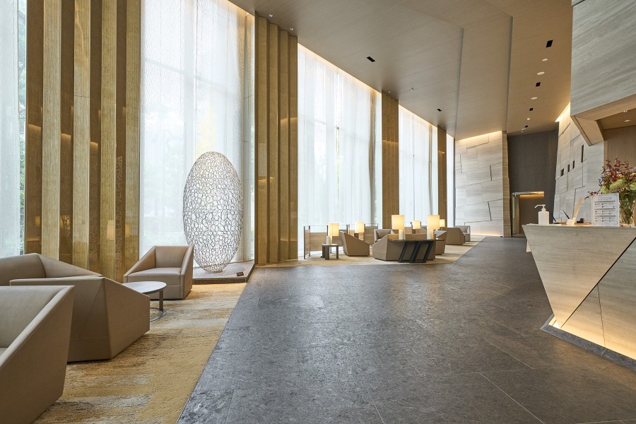 エントランスはまるでホテルのような高級感に包まれています。ソファに座り、ご近所の方やお友達と穏やかな時間を過ごすことができます。