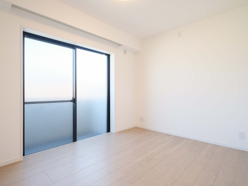 洋室2は主寝室にぴったりなゆとりあるお部屋です。穏やかな自然光が注がれ、過ぎゆく時間をのんびりと感じることができる空間です。