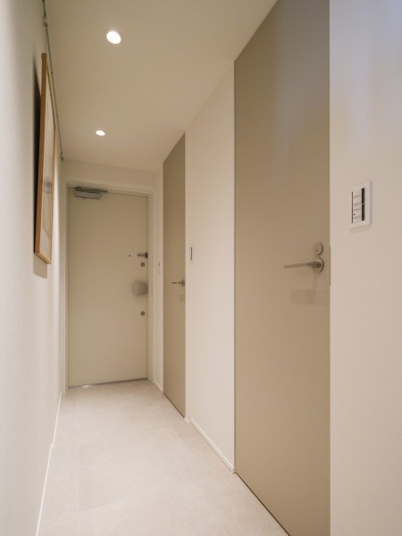 玄関は大切なご家族の「ただいま」「おかえり」が行き交う心温まる空間となっております。人感センサー付きライトを設置したので、暗い時間帯のご帰宅や両手が塞がっているときも快適です。