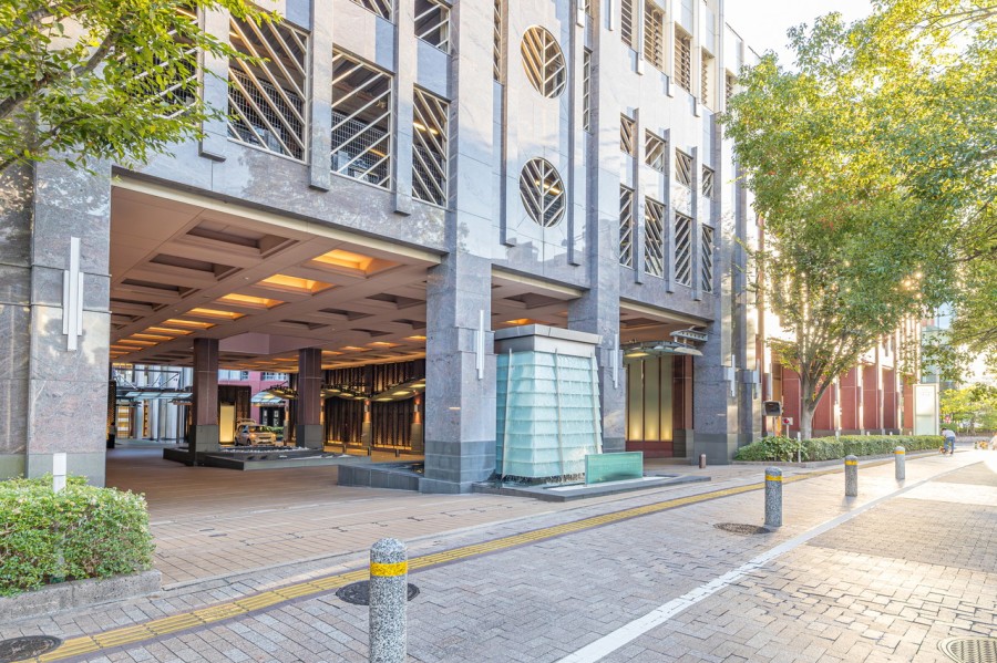 居住者様の豊かな暮らしをサポートするため、高級感のある車寄せやゲストルーム、ラウンジ、フィットネス、ライブラリーなどの多彩な共用設備が揃っています。物件1階にはスーパーがあるので便利です。